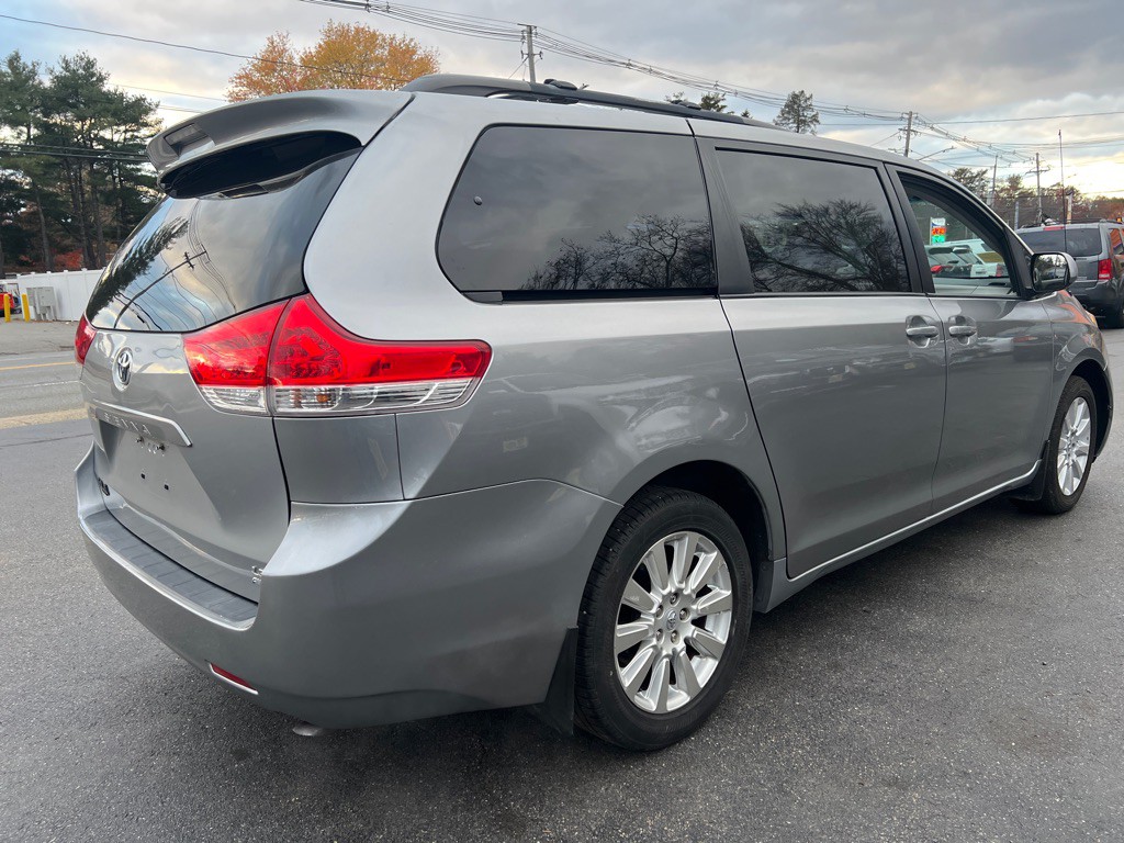 2013 Toyota Sienna Image 8