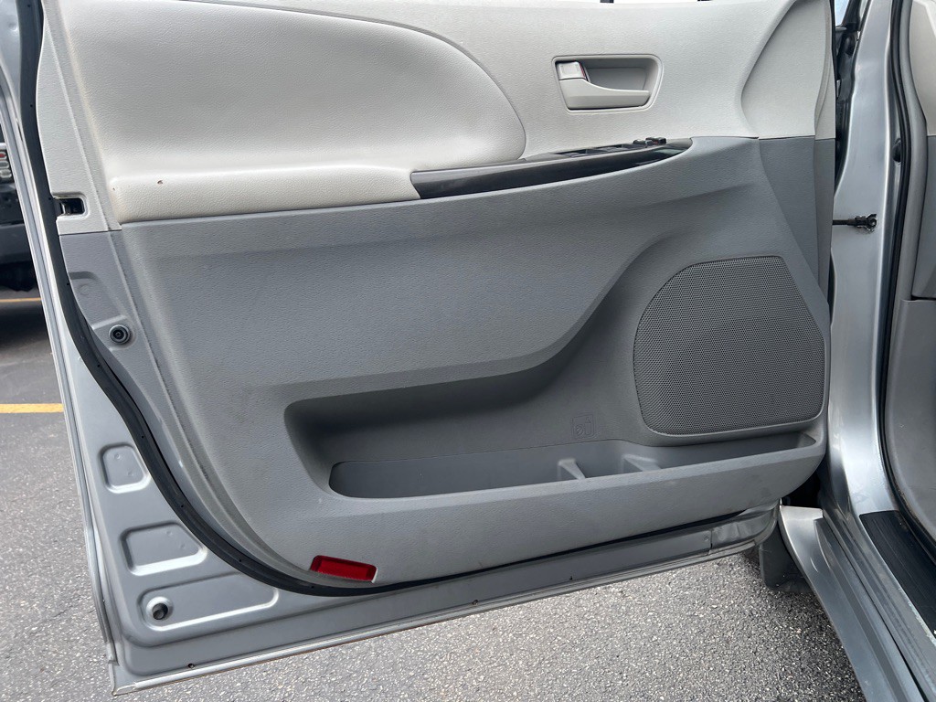 2013 Toyota Sienna Image 10