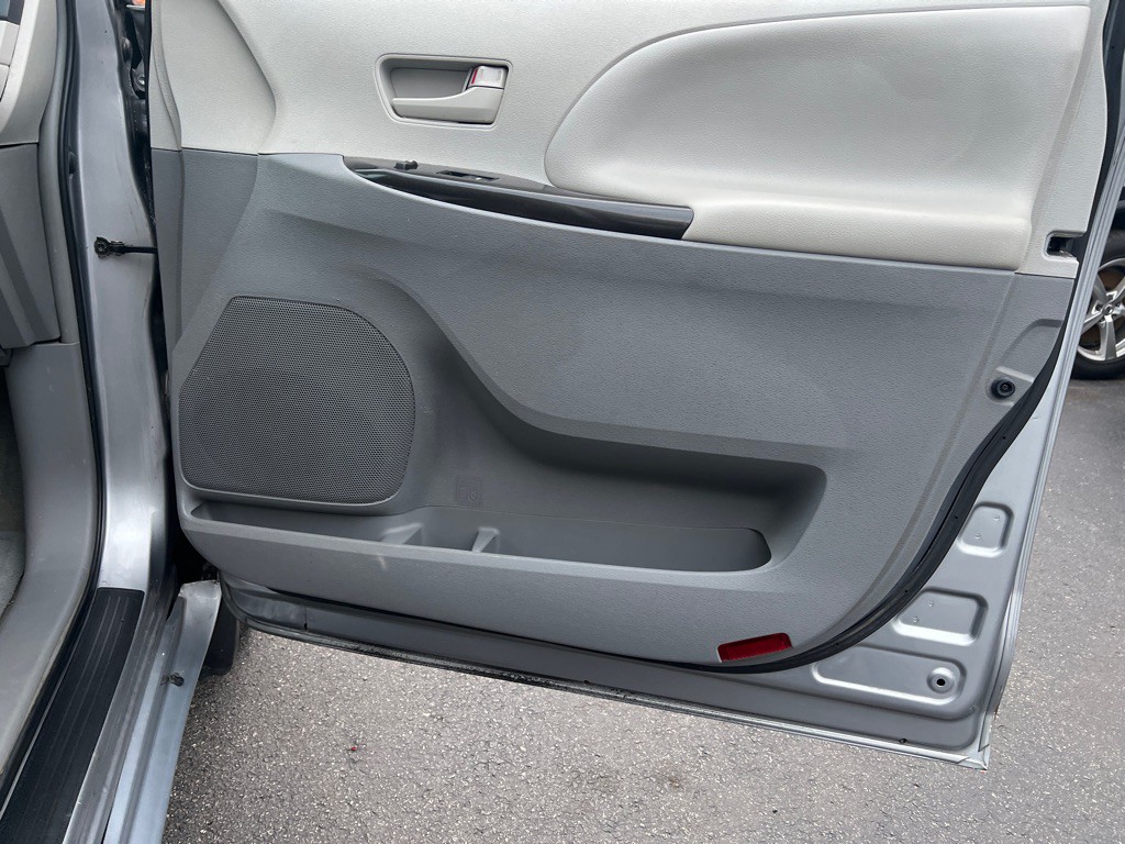 2013 Toyota Sienna Image 11