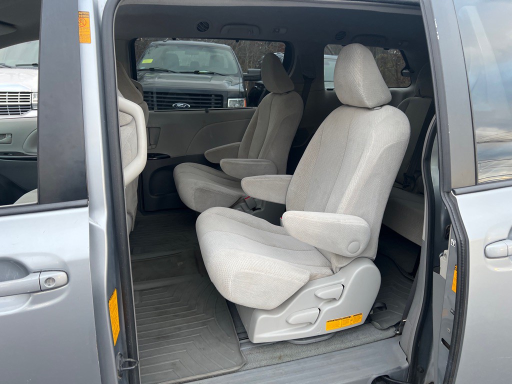 2013 Toyota Sienna Image 13