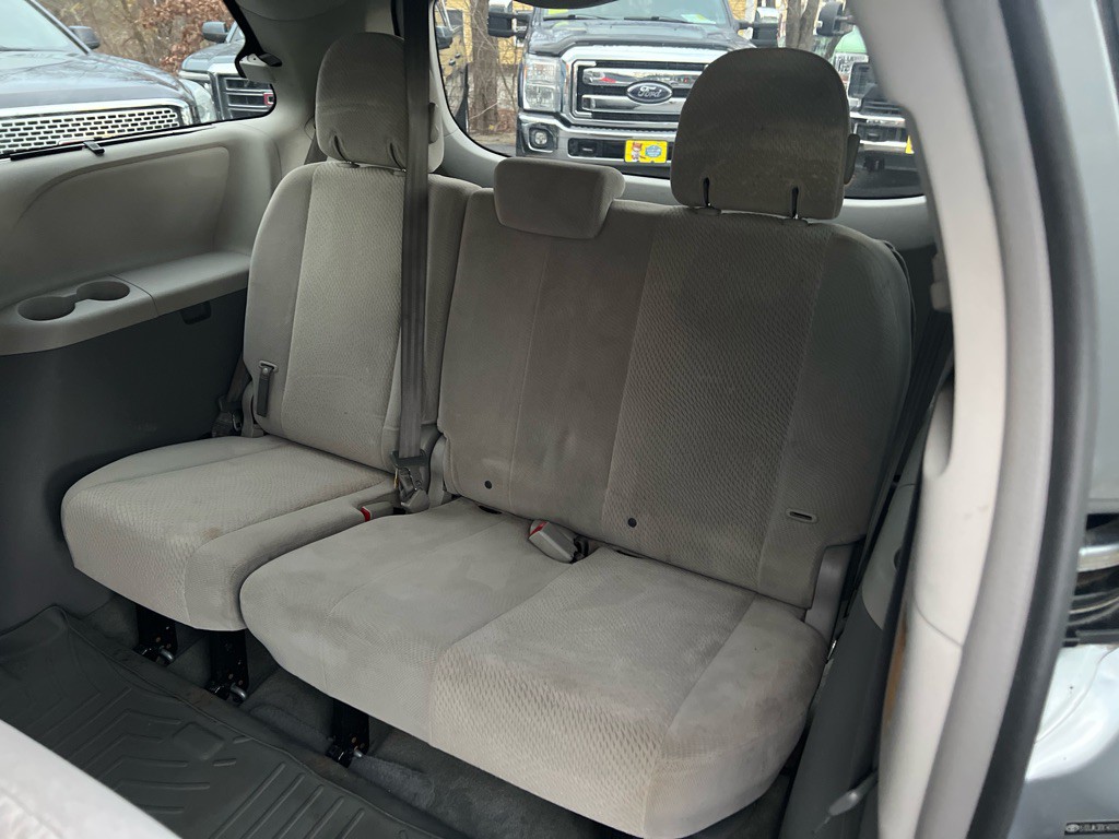 2013 Toyota Sienna Image 14