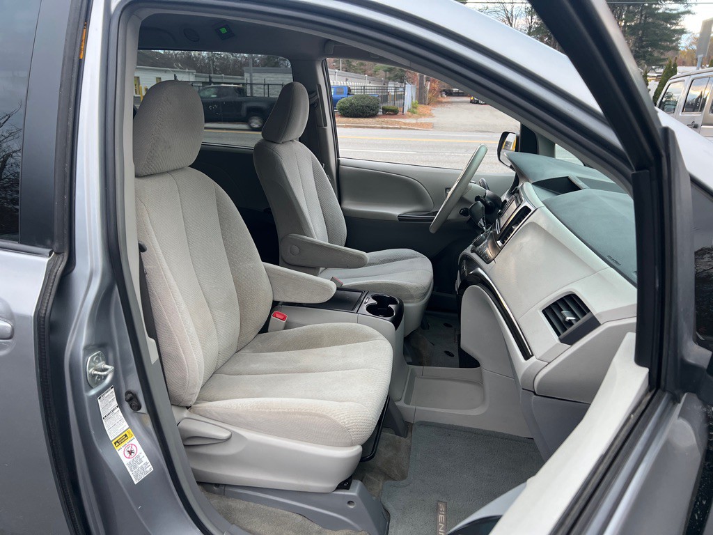 2013 Toyota Sienna Image 15