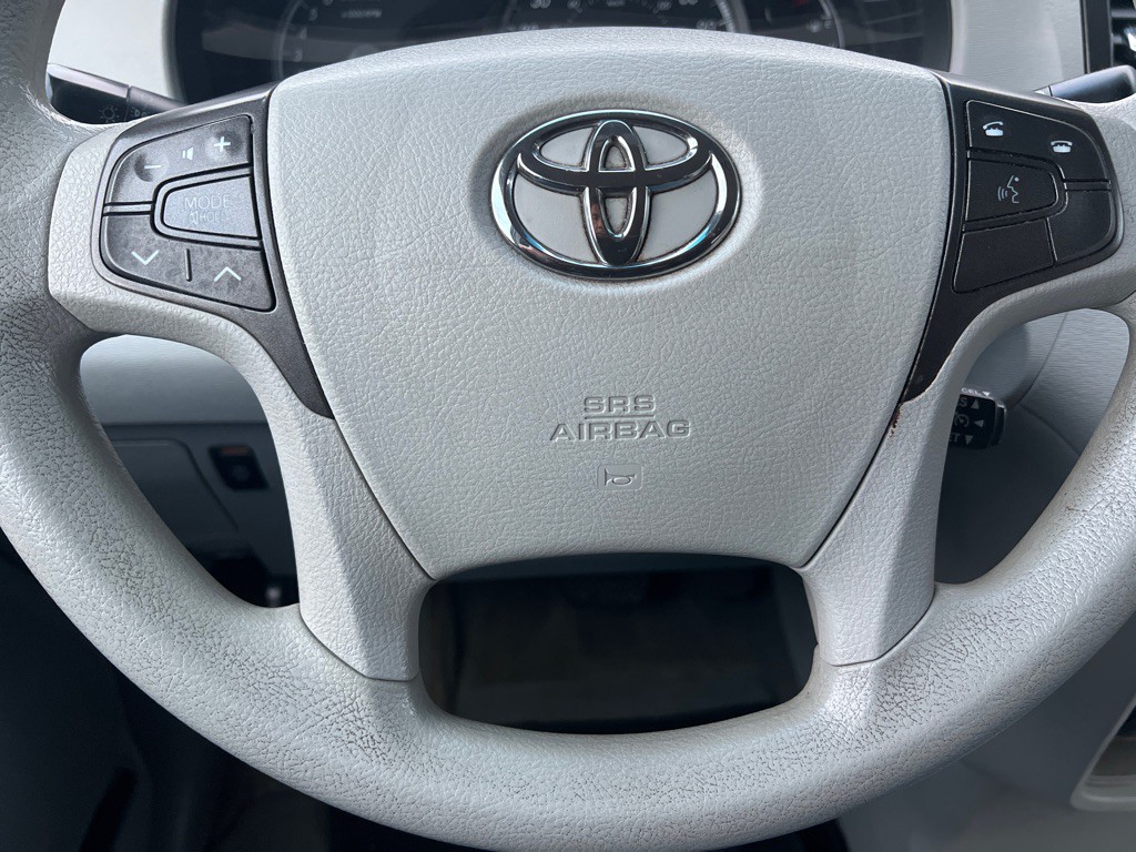 2013 Toyota Sienna Image 18