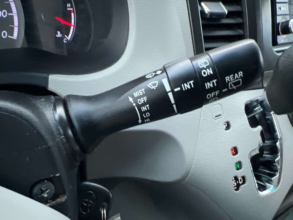 2013 Toyota Sienna Image 21