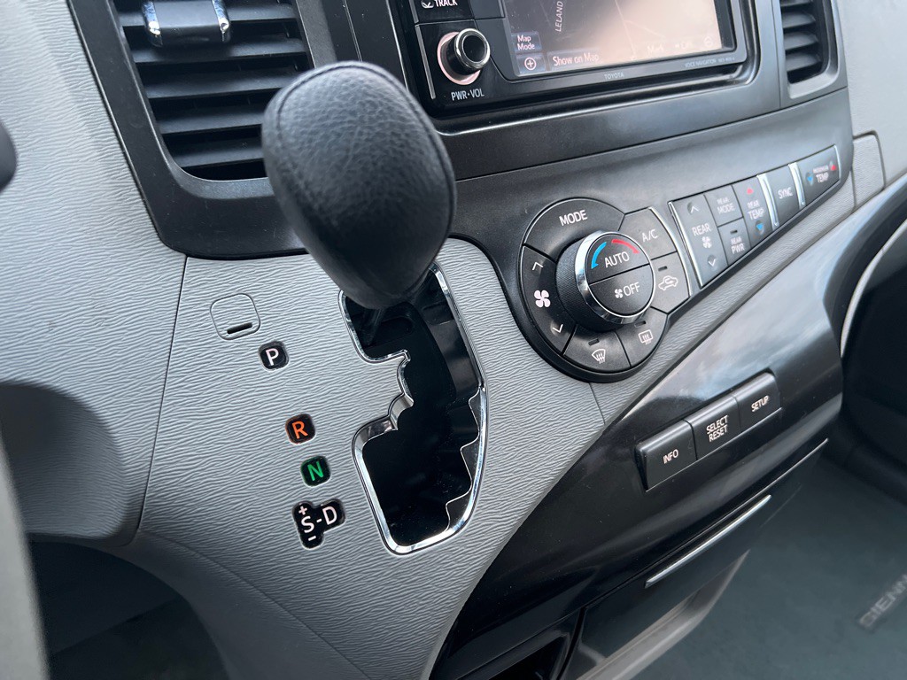 2013 Toyota Sienna Image 23