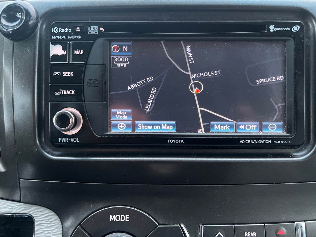 2013 Toyota Sienna Image 25