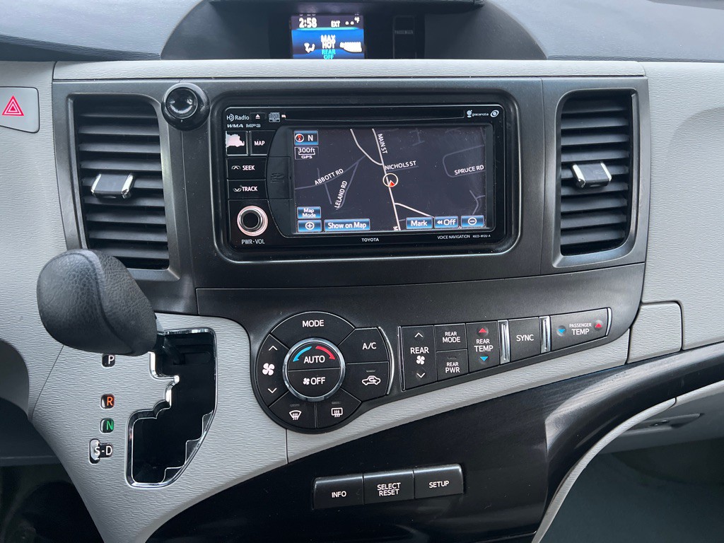2013 Toyota Sienna Image 29
