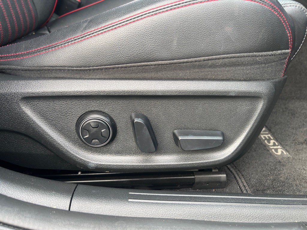 2023 Genesis G70 Image 31