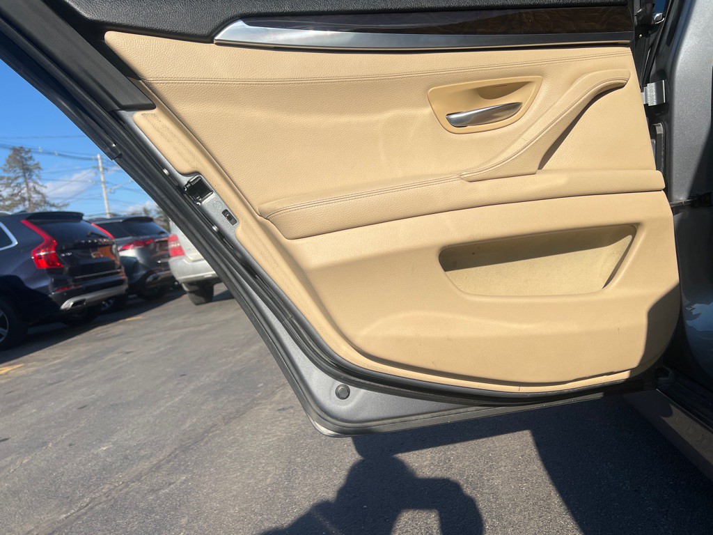 2011 BMW 5 Series Image 12