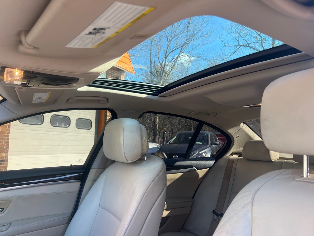 2011 BMW 5 Series Image 36