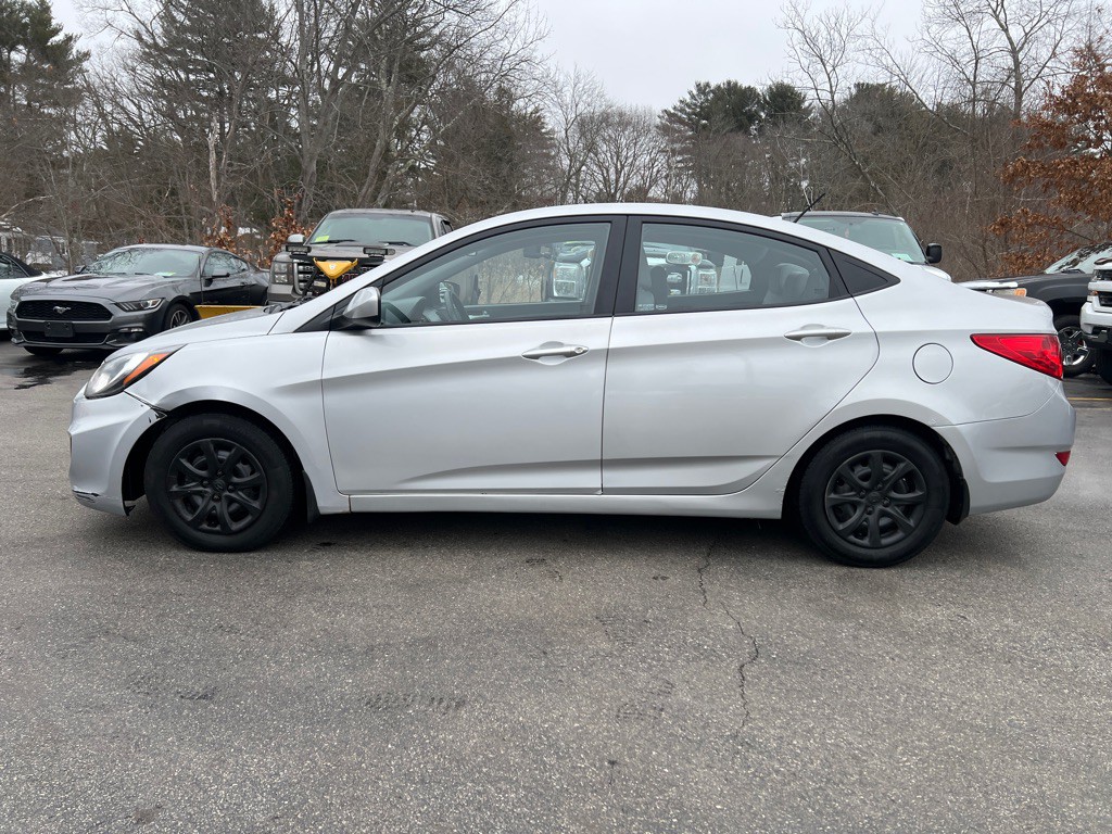 2013 Hyundai Accent Image 2