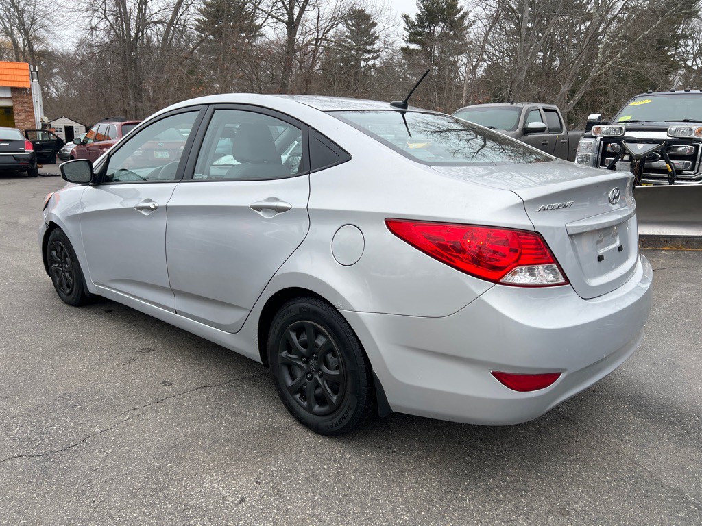 2013 Hyundai Accent Image 3