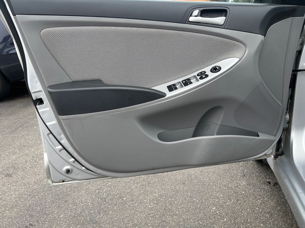 2013 Hyundai Accent Image 9