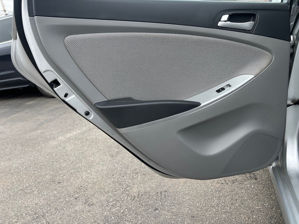 2013 Hyundai Accent Image 10