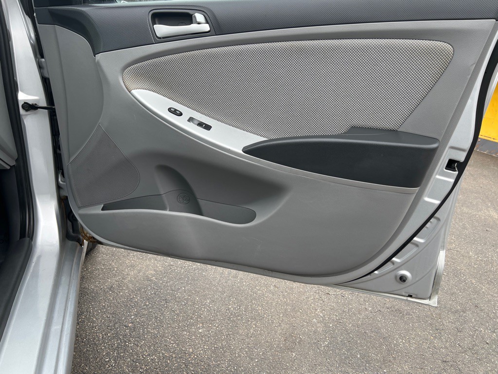 2013 Hyundai Accent Image 11