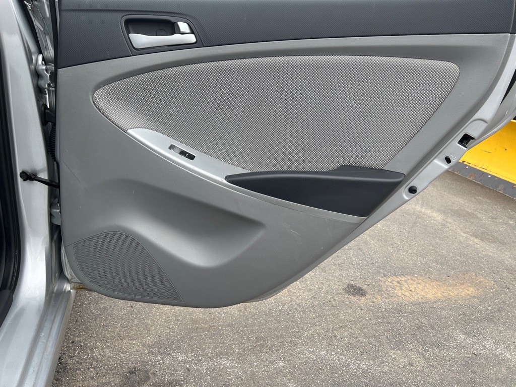 2013 Hyundai Accent Image 12