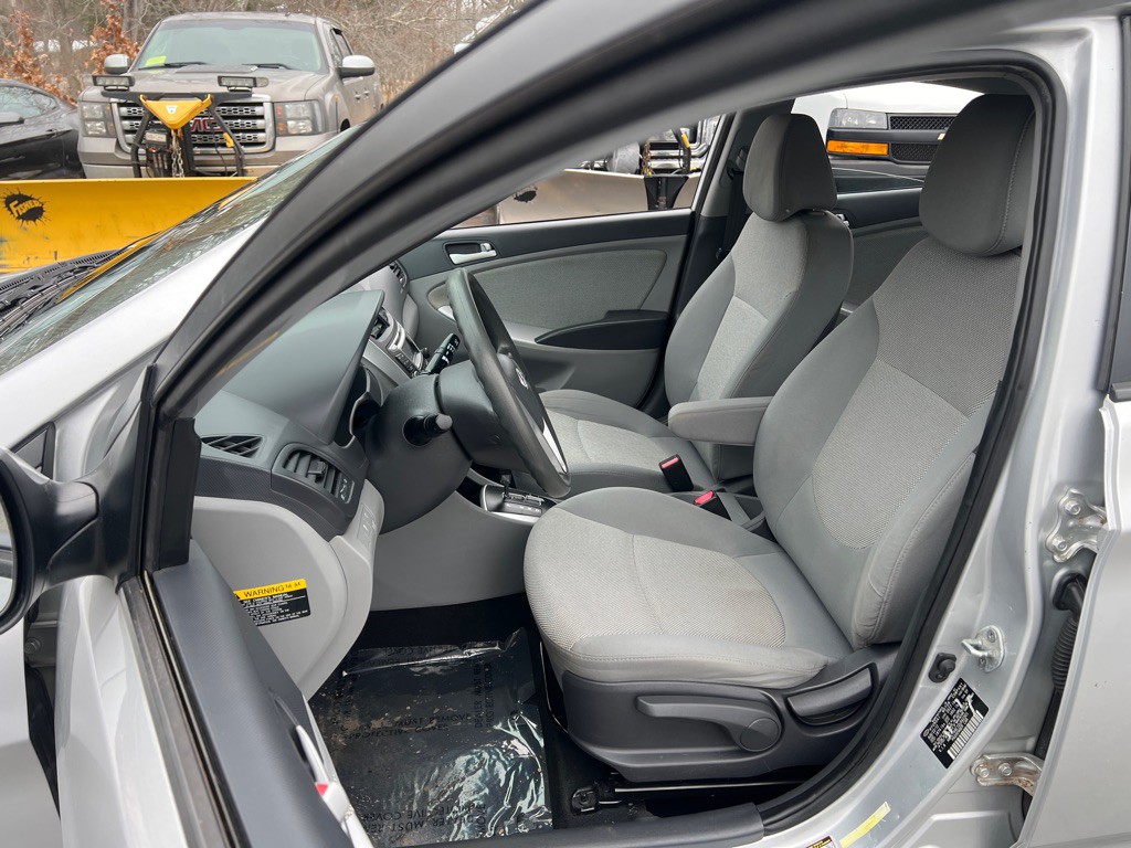 2013 Hyundai Accent Image 13