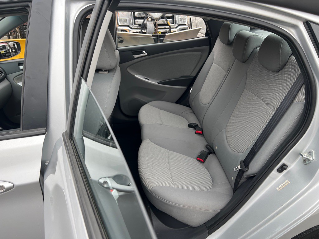 2013 Hyundai Accent Image 14