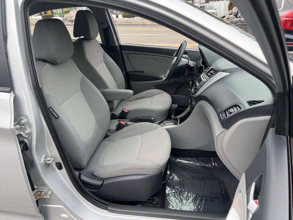 2013 Hyundai Accent Image 15