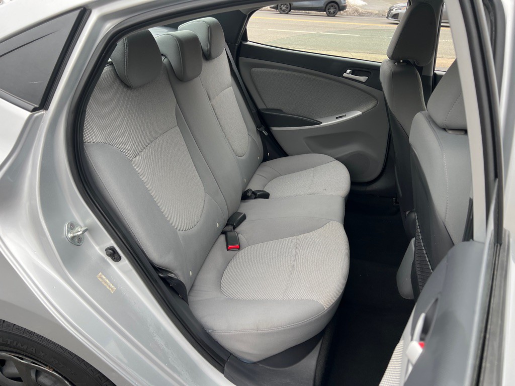 2013 Hyundai Accent Image 16