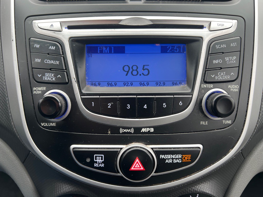2013 Hyundai Accent Image 22