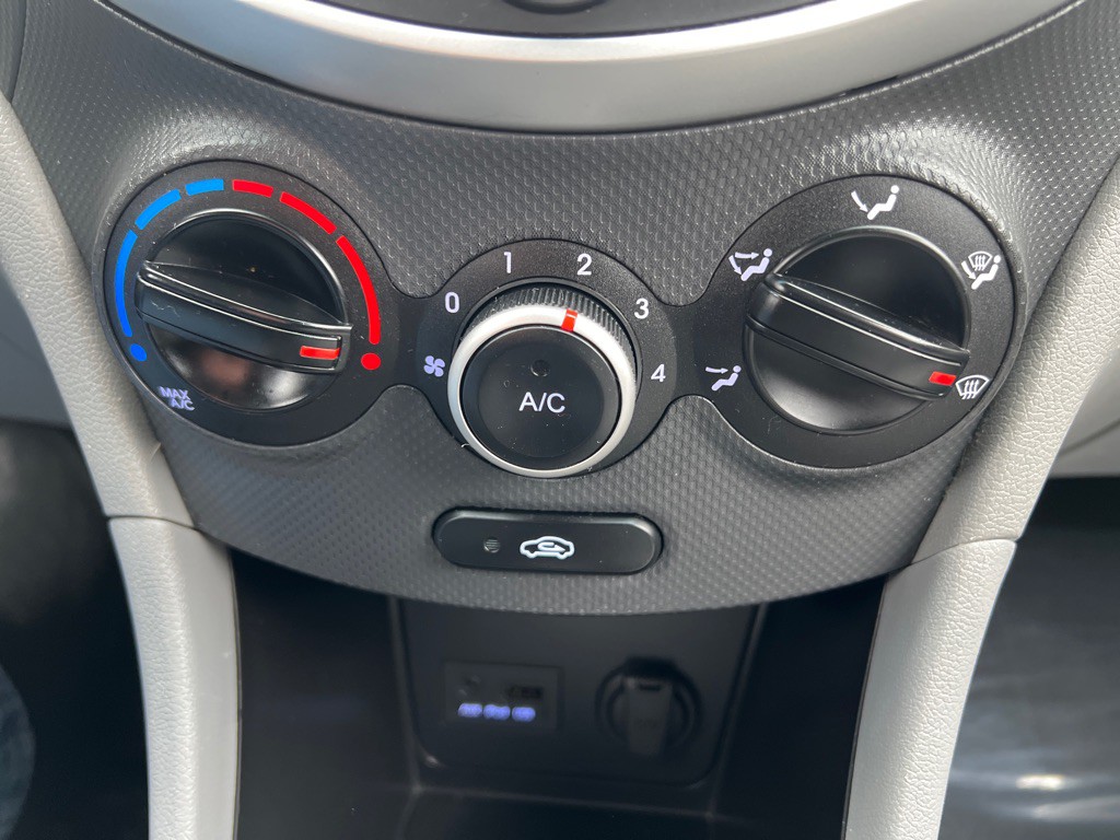 2013 Hyundai Accent Image 23