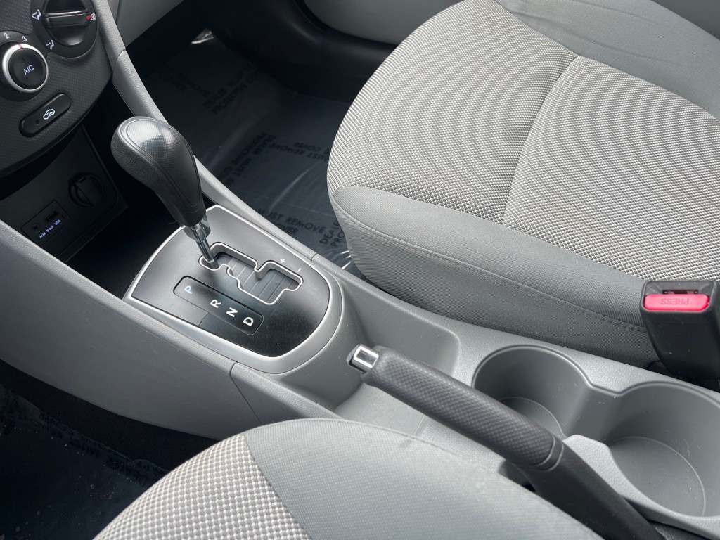 2013 Hyundai Accent Image 25