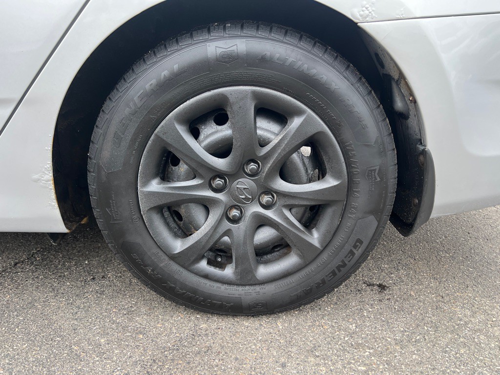 2013 Hyundai Accent Image 27