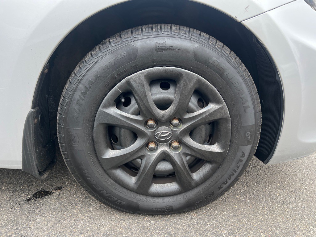 2013 Hyundai Accent Image 28