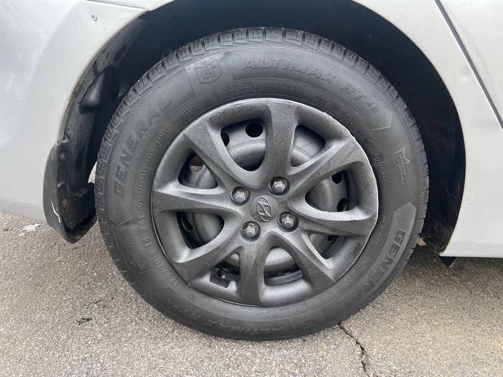 2013 Hyundai Accent Image 29