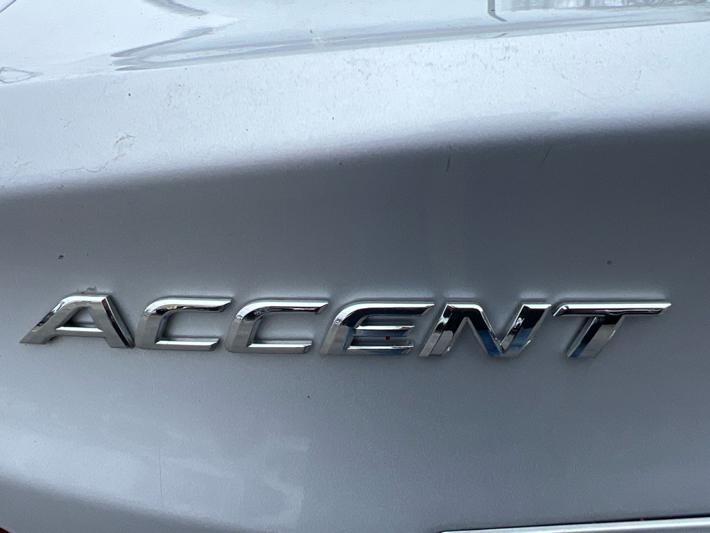 2013 Hyundai Accent Image 32