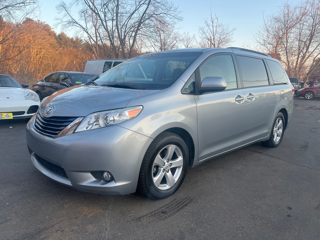 2014 Toyota Sienna Image 1