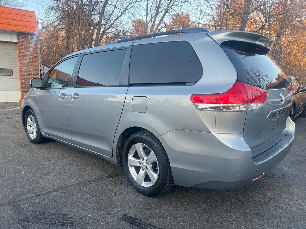 2014 Toyota Sienna Image 3