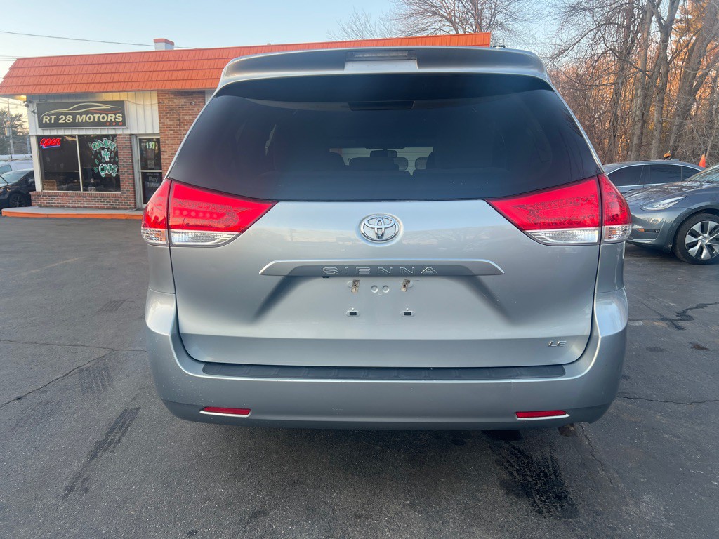 2014 Toyota Sienna Image 4