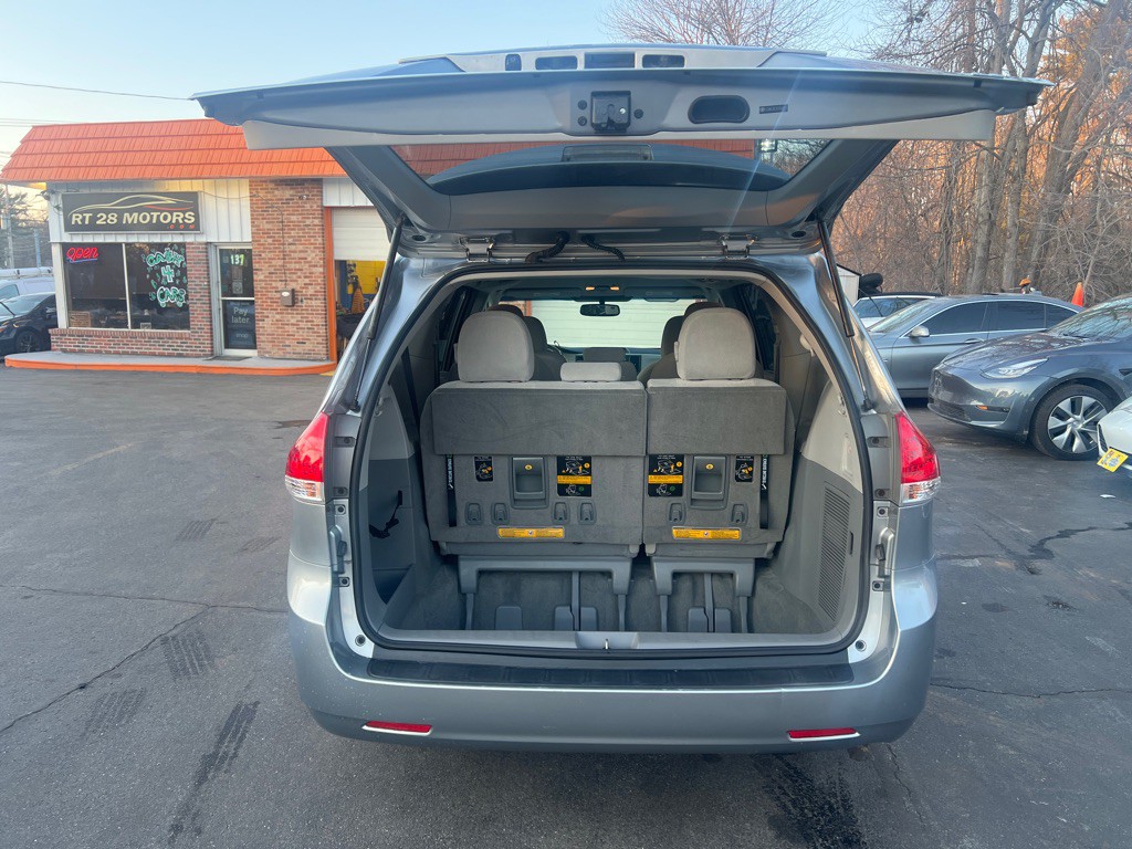 2014 Toyota Sienna Image 5