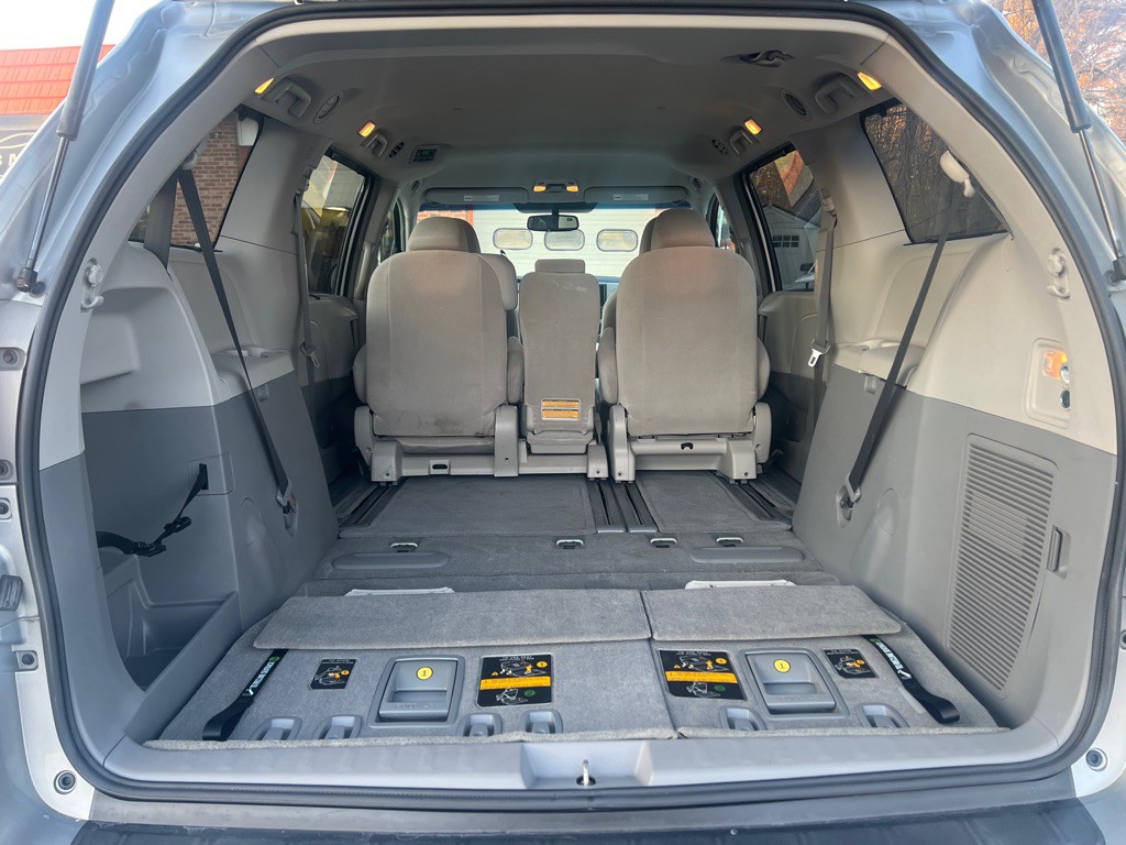 2014 Toyota Sienna Image 6