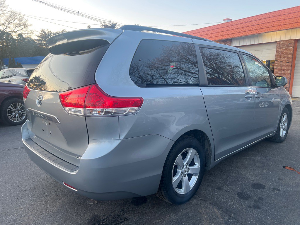 2014 Toyota Sienna Image 8