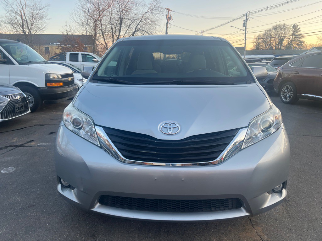 2014 Toyota Sienna Image 9