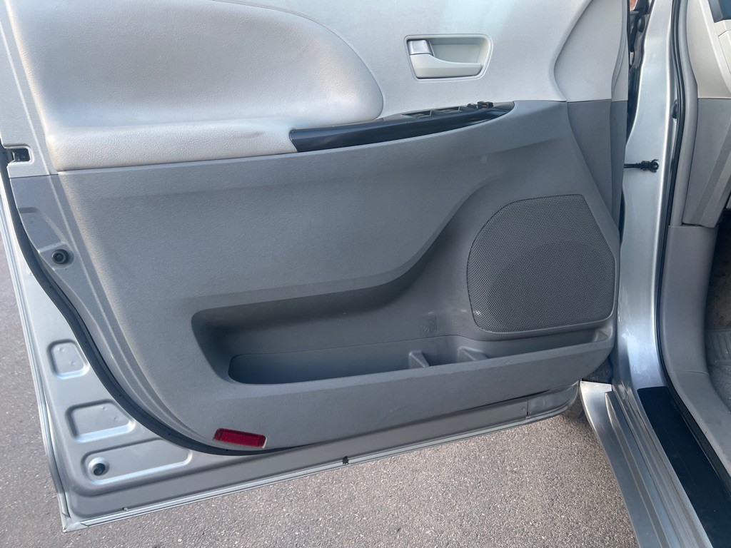 2014 Toyota Sienna Image 10