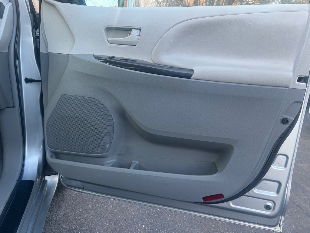 2014 Toyota Sienna Image 11