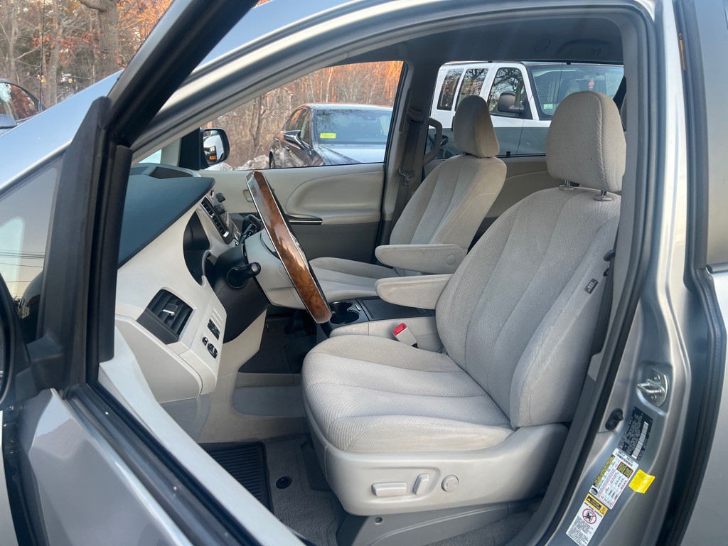 2014 Toyota Sienna Image 12