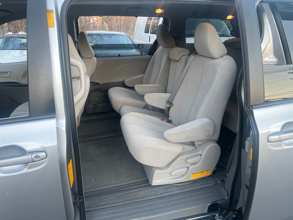 2014 Toyota Sienna Image 13