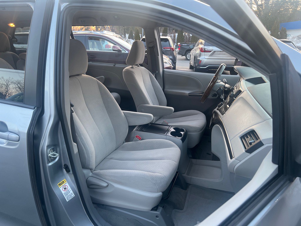 2014 Toyota Sienna Image 15