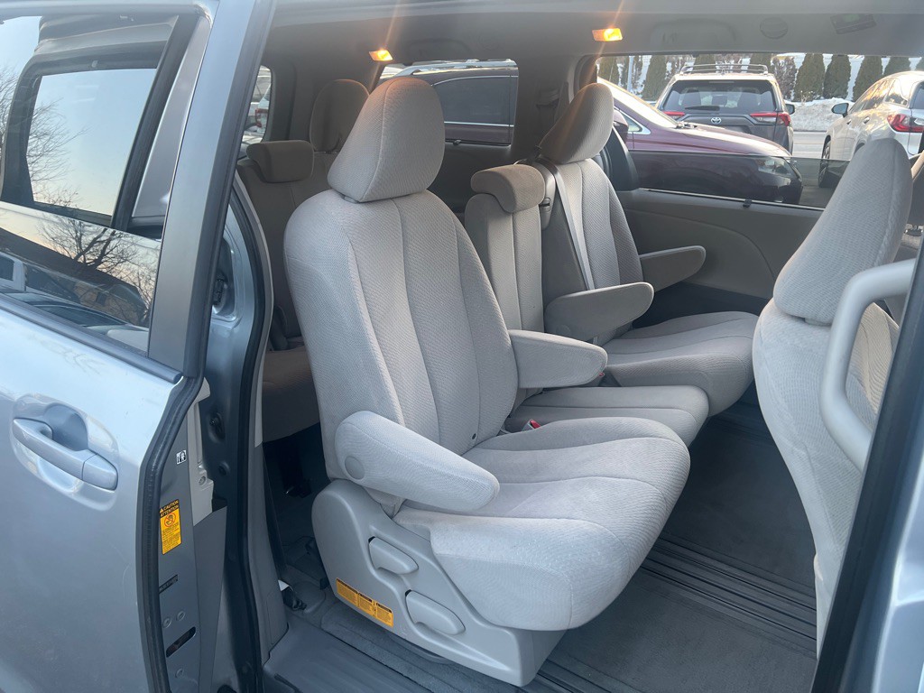 2014 Toyota Sienna Image 16