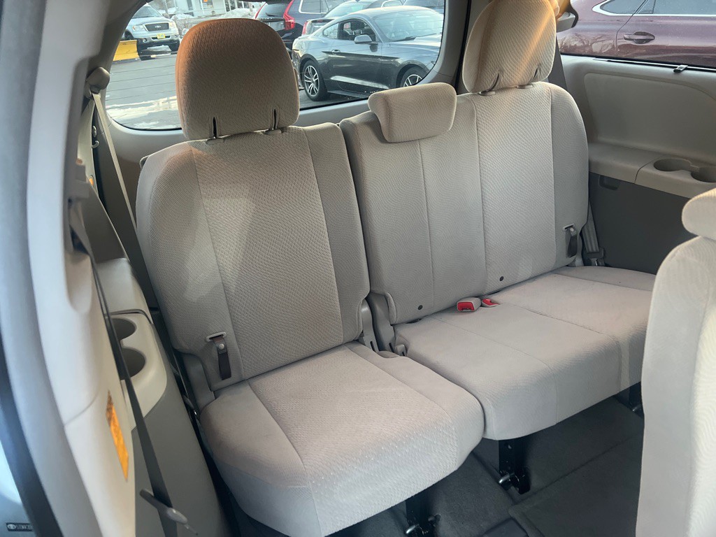 2014 Toyota Sienna Image 17
