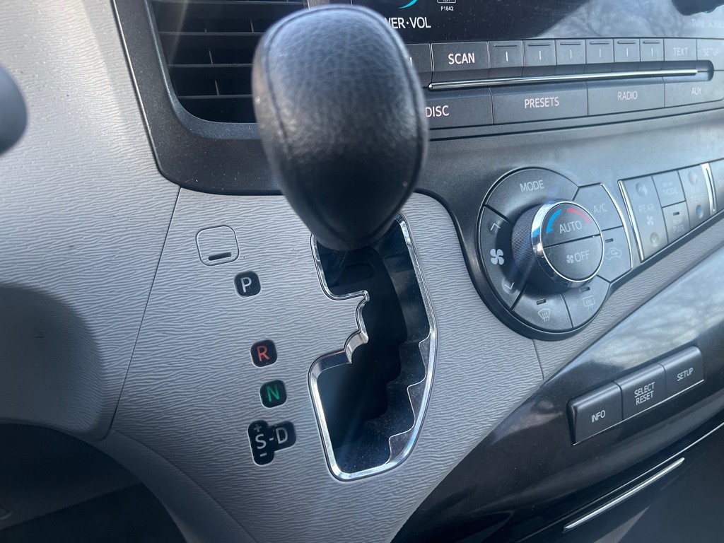 2014 Toyota Sienna Image 23