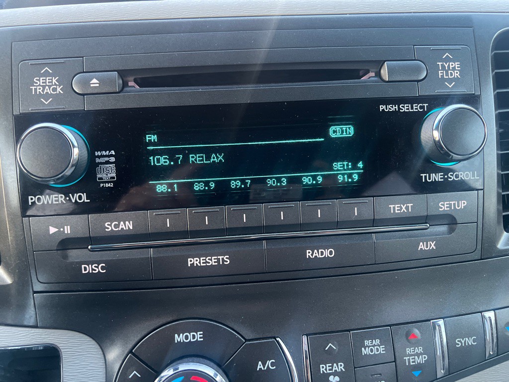 2014 Toyota Sienna Image 24