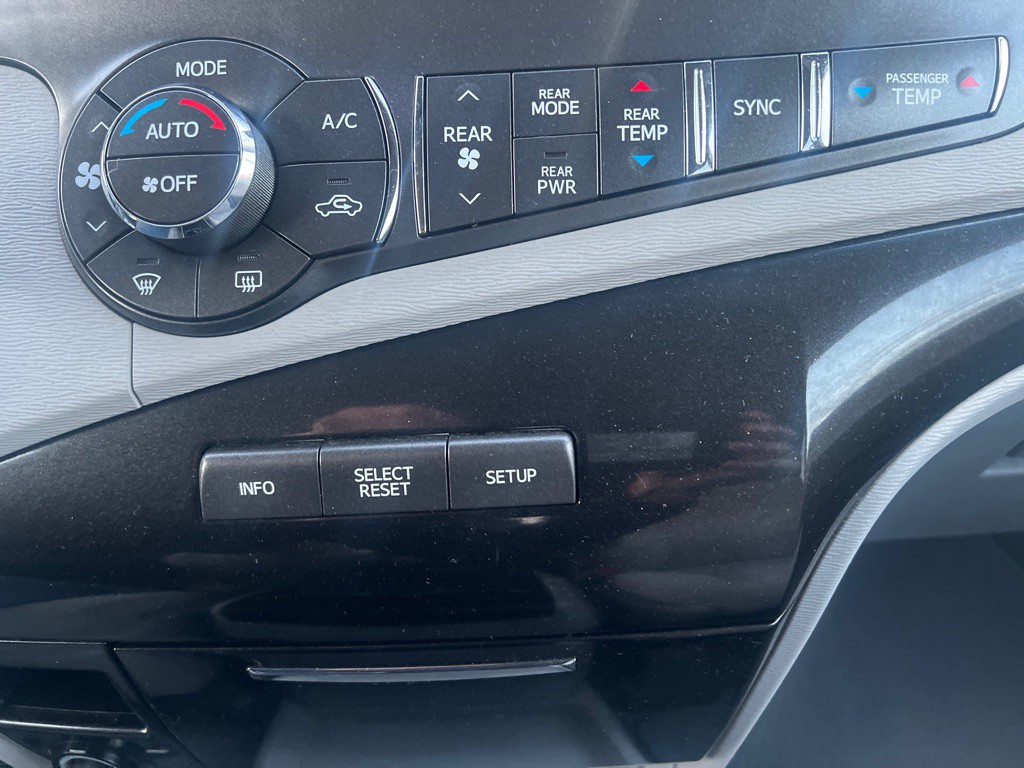 2014 Toyota Sienna Image 26