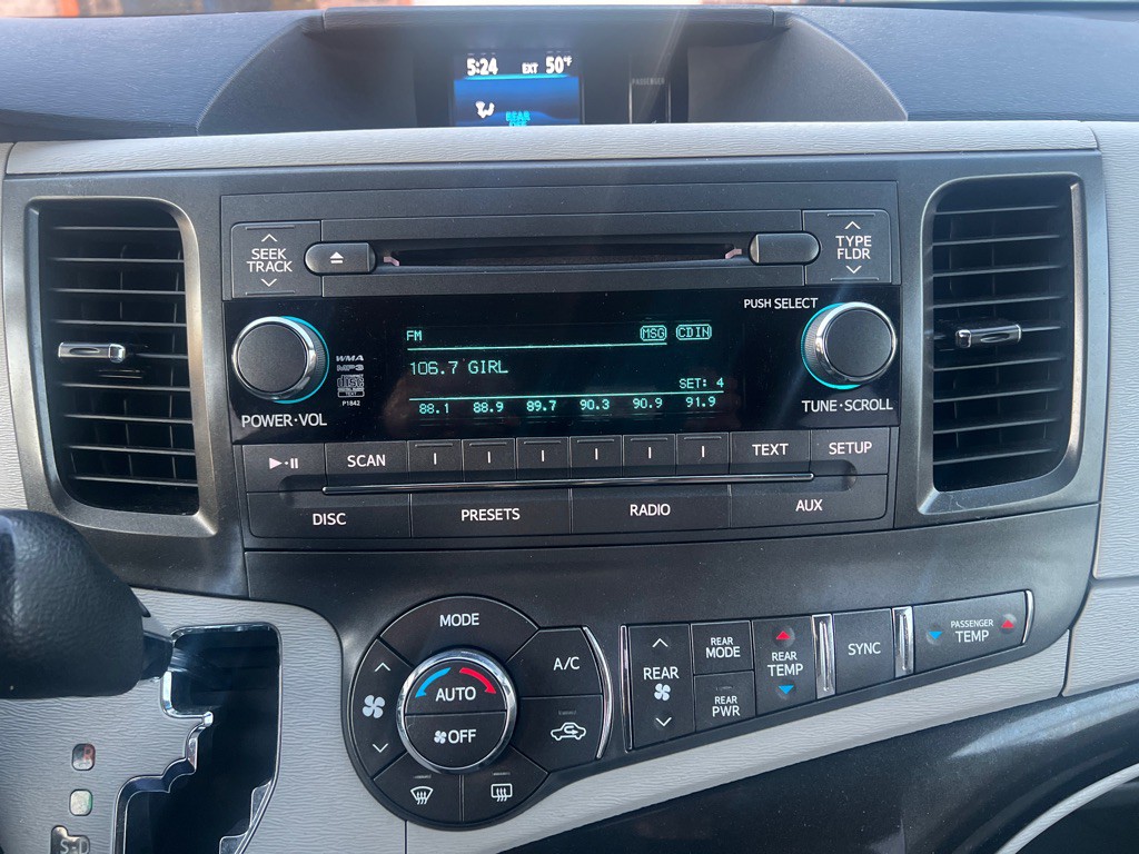 2014 Toyota Sienna Image 27