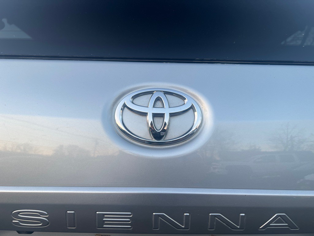 2014 Toyota Sienna Image 34